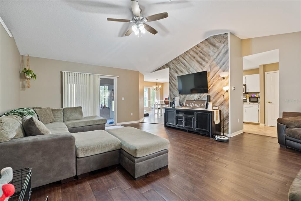 На продажу: $270,000 (3 спален, 2 ванн, 1635 Квадратных фут)