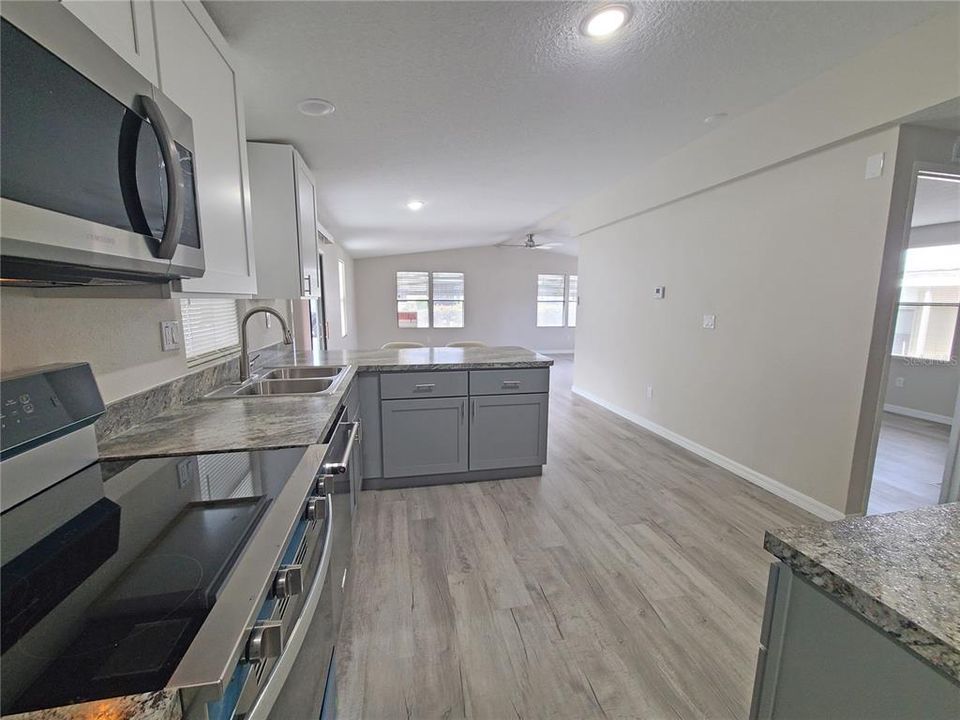 Active With Contract: $168,900 (2 beds, 2 baths, 1056 Square Feet)