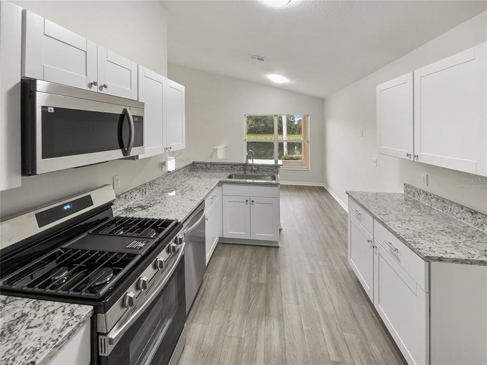 Под контрактом: $370,000 (3 спален, 2 ванн, 1427 Квадратных фут)