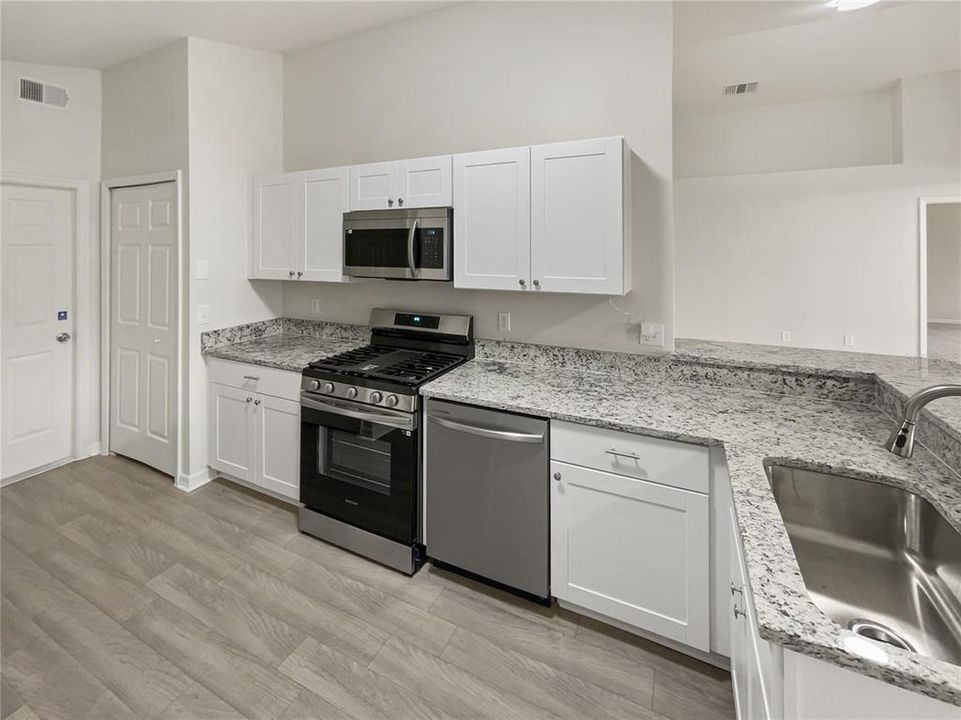 Под контрактом: $370,000 (3 спален, 2 ванн, 1427 Квадратных фут)