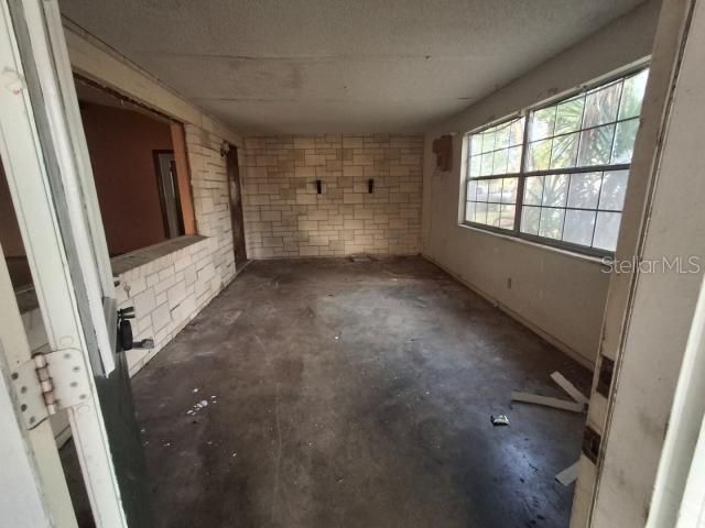 Active With Contract: $129,900 (2 beds, 1 baths, 1272 Square Feet)