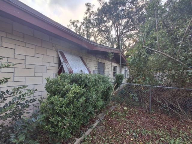 Active With Contract: $129,900 (2 beds, 1 baths, 1272 Square Feet)