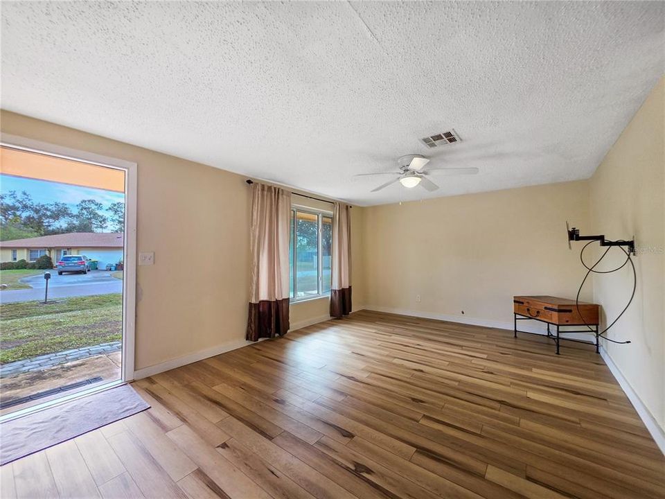 На продажу: $170,000 (2 спален, 2 ванн, 931 Квадратных фут)