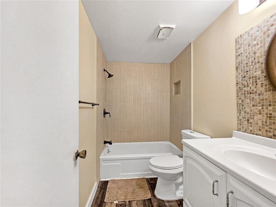 На продажу: $170,000 (2 спален, 2 ванн, 931 Квадратных фут)