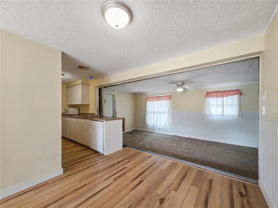 На продажу: $170,000 (2 спален, 2 ванн, 931 Квадратных фут)