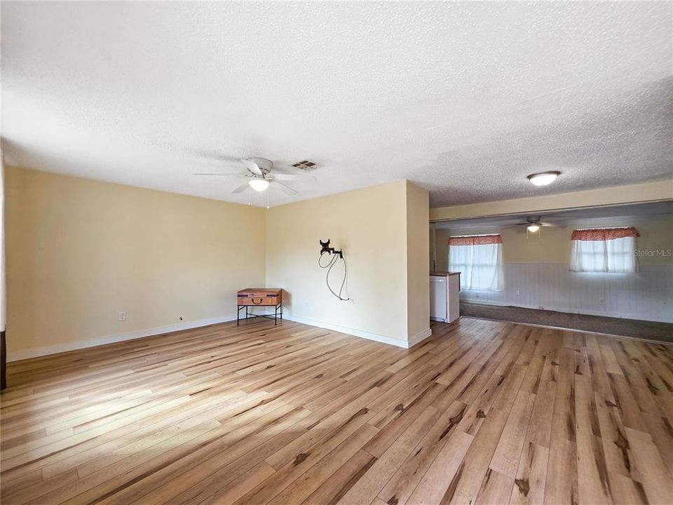 На продажу: $170,000 (2 спален, 2 ванн, 931 Квадратных фут)