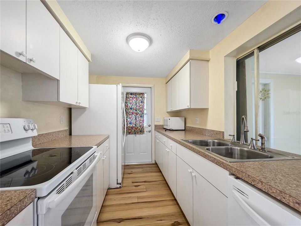 На продажу: $170,000 (2 спален, 2 ванн, 931 Квадратных фут)