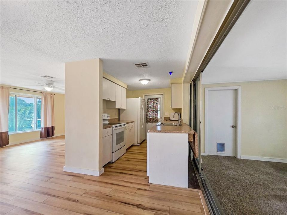 На продажу: $170,000 (2 спален, 2 ванн, 931 Квадратных фут)