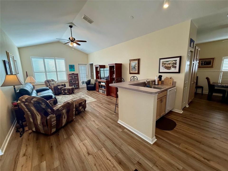 待售: $259,000 (3 贝兹, 2 浴室, 1278 平方英尺)