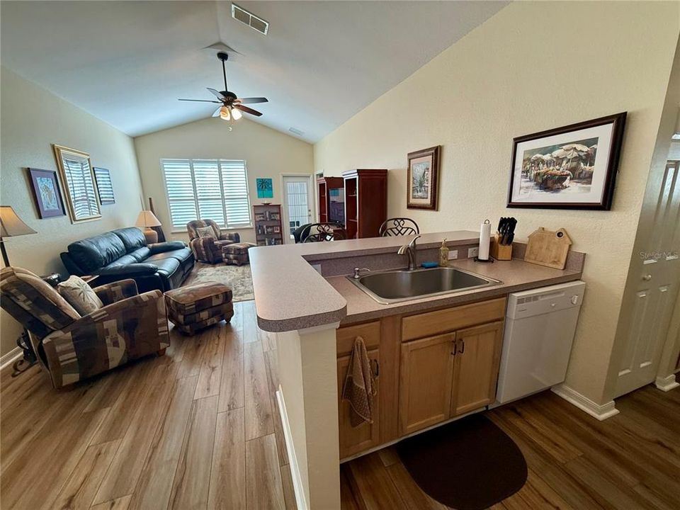 待售: $259,000 (3 贝兹, 2 浴室, 1278 平方英尺)