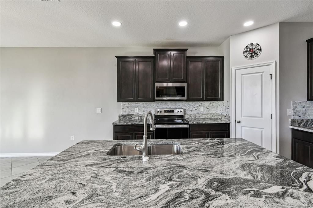 На продажу: $499,900 (4 спален, 3 ванн, 2756 Квадратных фут)