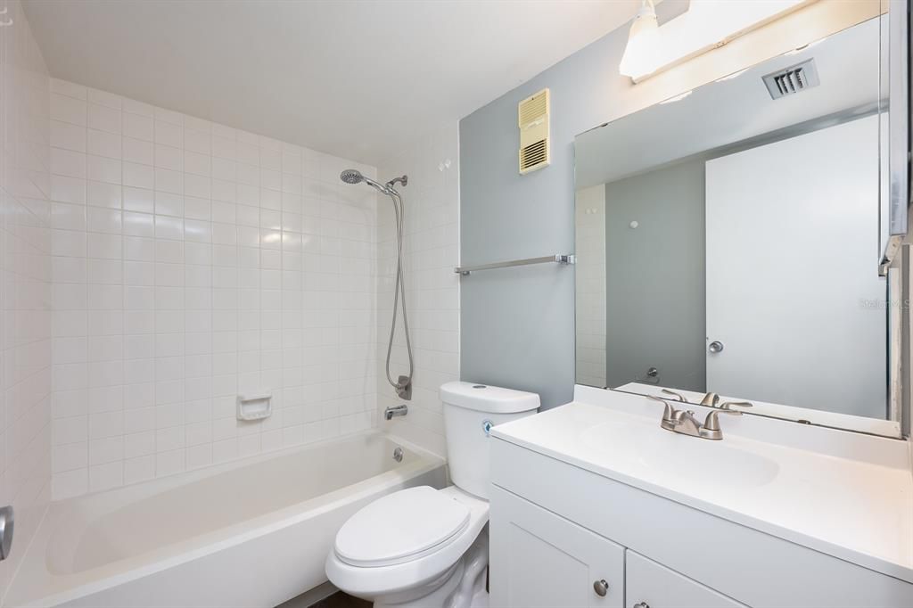 For Sale: $160,000 (2 beds, 2 baths, 897 Square Feet)