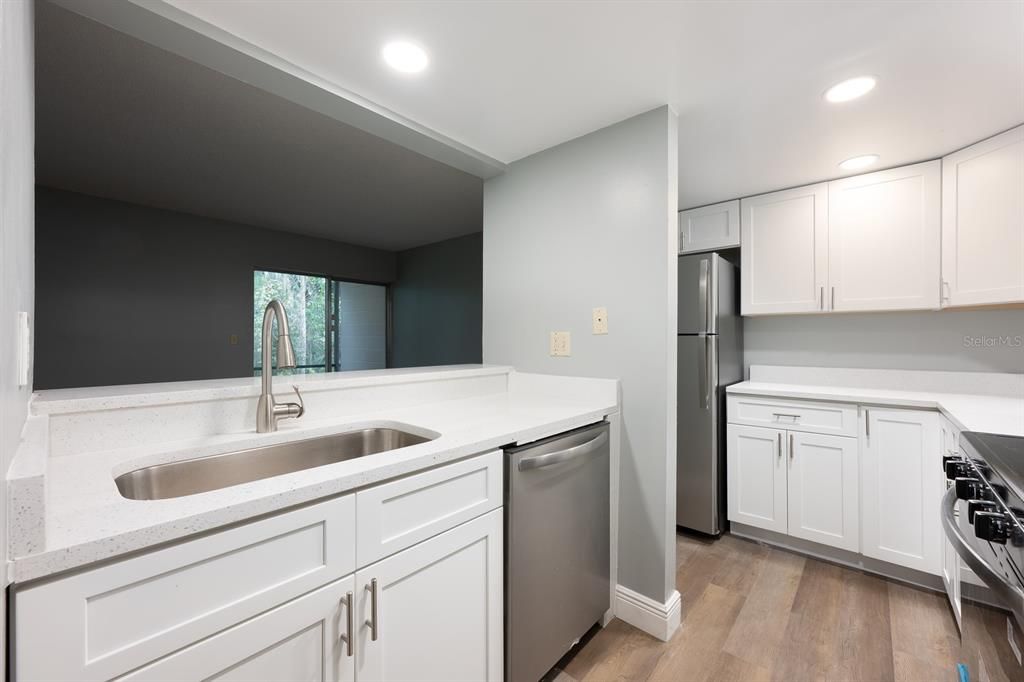 For Sale: $160,000 (2 beds, 2 baths, 897 Square Feet)