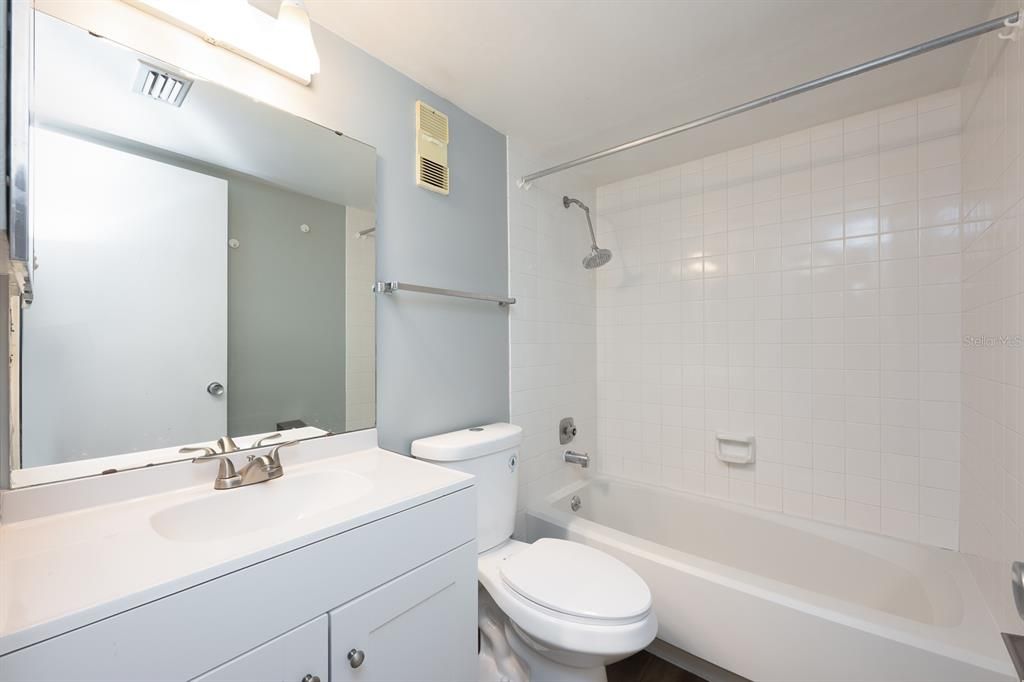 For Sale: $160,000 (2 beds, 2 baths, 897 Square Feet)