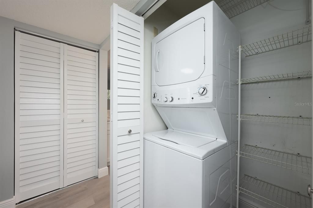 For Sale: $160,000 (2 beds, 2 baths, 897 Square Feet)