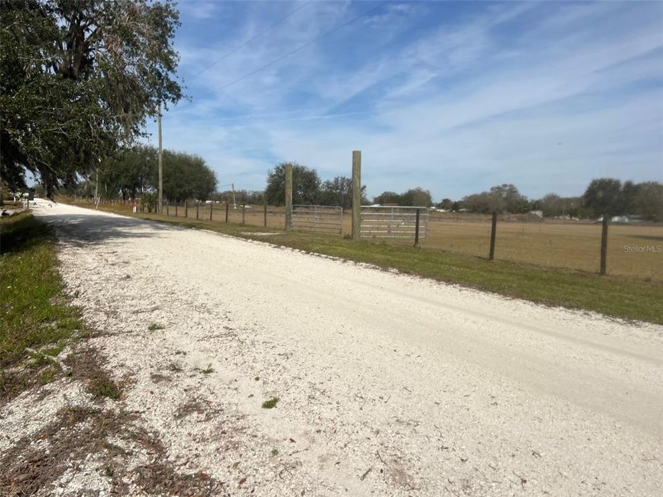 На продажу: $230,000 (5.75 acres)