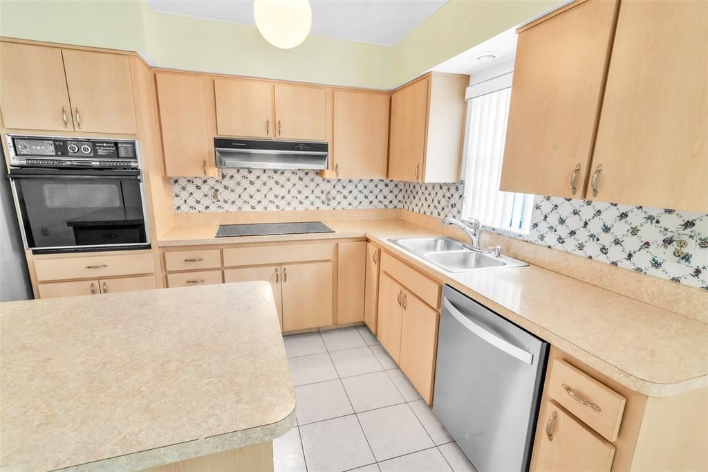 На продажу: $355,900 (3 спален, 2 ванн, 1659 Квадратных фут)