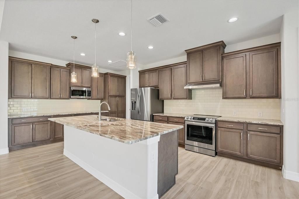 En Venta: $599,900 (3 camas, 2 baños, 2098 Pies cuadrados)