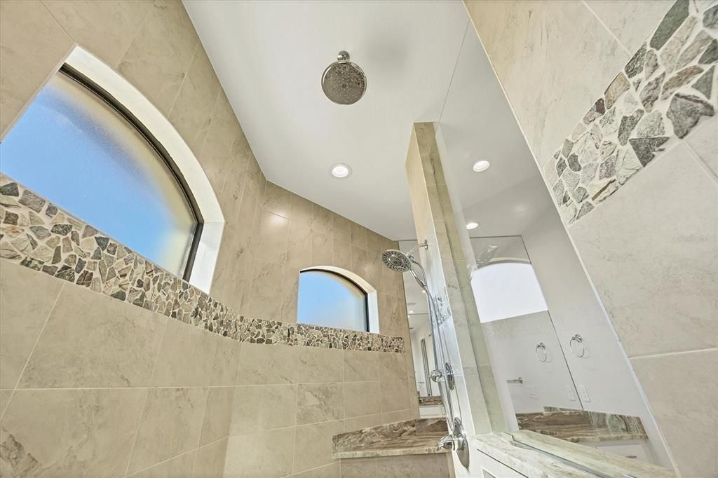 En Venta: $599,900 (3 camas, 2 baños, 2098 Pies cuadrados)