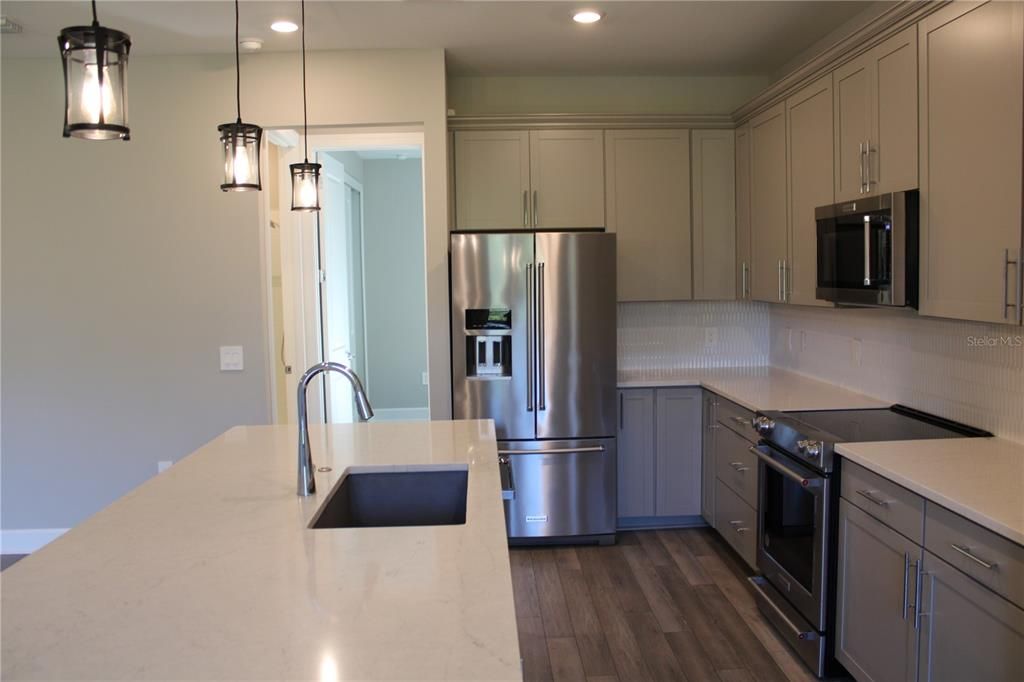 For Rent: $3,295 (5 beds, 3 baths, 2638 Square Feet)