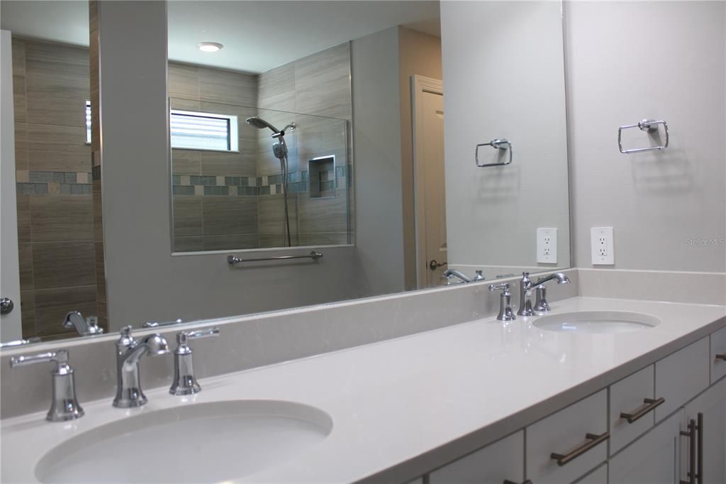 For Rent: $3,295 (5 beds, 3 baths, 2638 Square Feet)