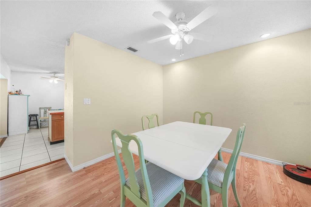 На продажу: $200,000 (2 спален, 2 ванн, 1255 Квадратных фут)