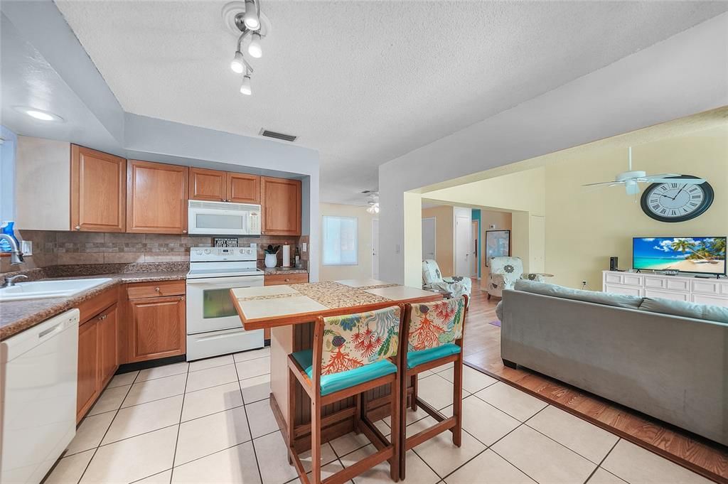 На продажу: $200,000 (2 спален, 2 ванн, 1255 Квадратных фут)