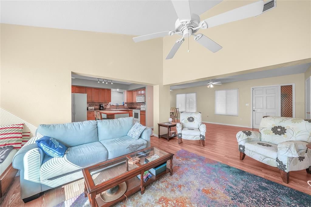 На продажу: $200,000 (2 спален, 2 ванн, 1255 Квадратных фут)