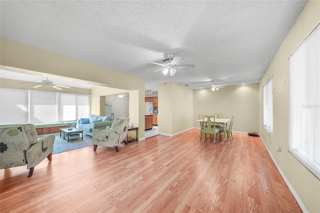 На продажу: $200,000 (2 спален, 2 ванн, 1255 Квадратных фут)