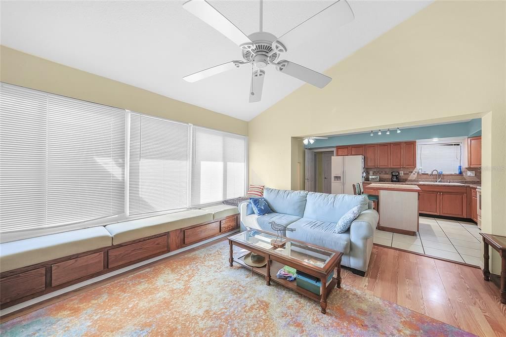 На продажу: $200,000 (2 спален, 2 ванн, 1255 Квадратных фут)