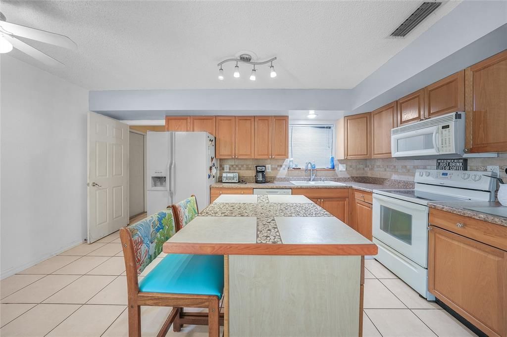 На продажу: $200,000 (2 спален, 2 ванн, 1255 Квадратных фут)