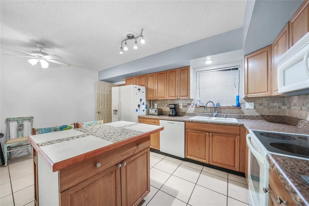 На продажу: $200,000 (2 спален, 2 ванн, 1255 Квадратных фут)