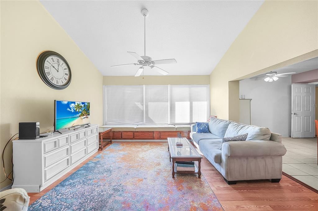 На продажу: $200,000 (2 спален, 2 ванн, 1255 Квадратных фут)