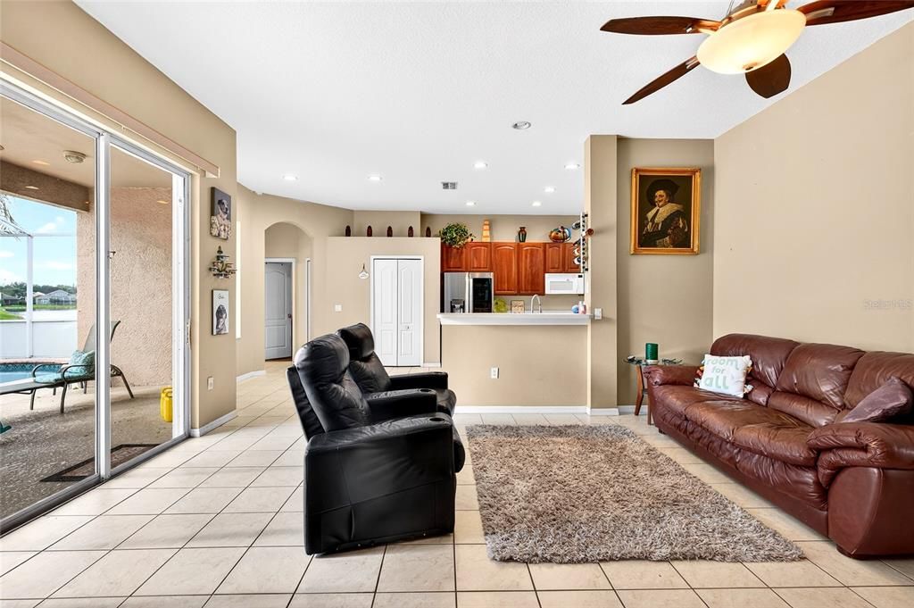 En Venta: $584,900 (4 camas, 4 baños, 3078 Pies cuadrados)