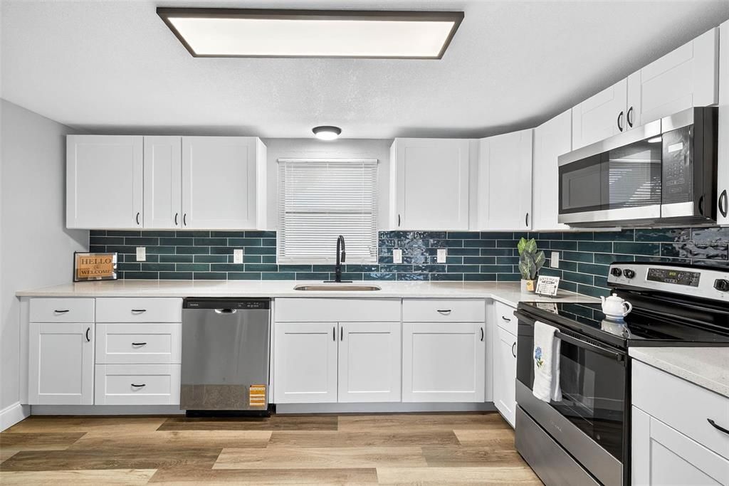 Active With Contract: $279,900 (3 beds, 2 baths, 1394 Square Feet)