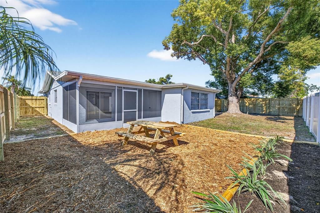 Active With Contract: $279,900 (3 beds, 2 baths, 1394 Square Feet)