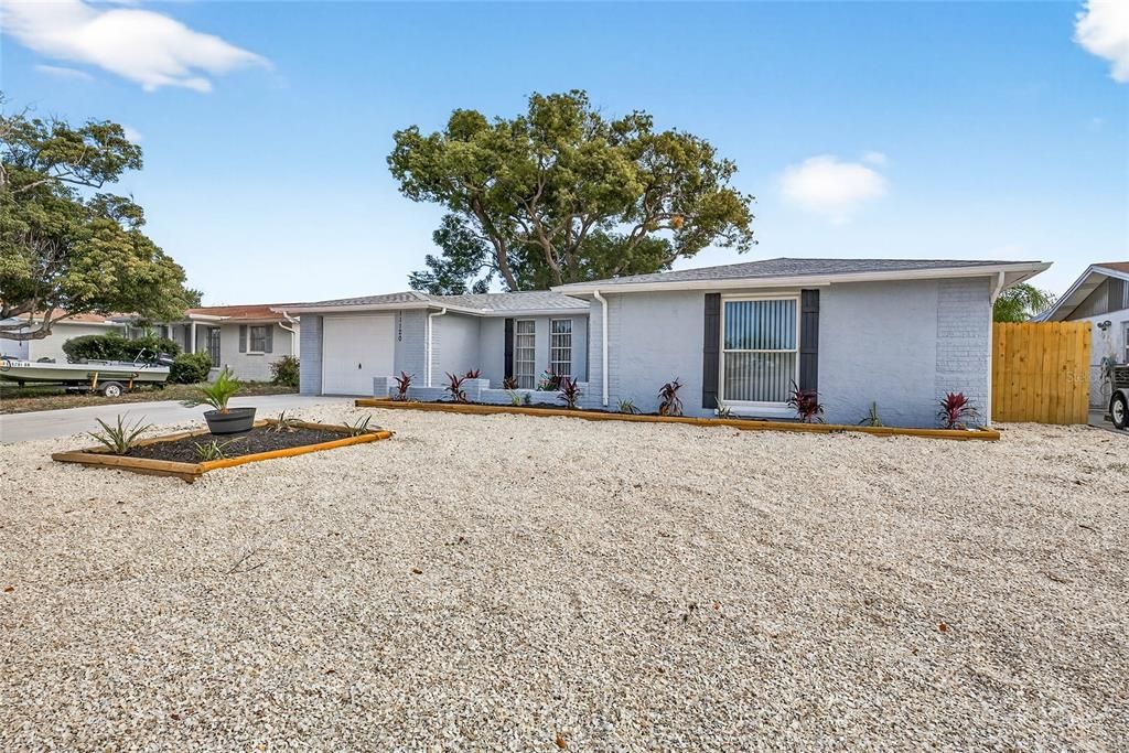 Active With Contract: $279,900 (3 beds, 2 baths, 1394 Square Feet)