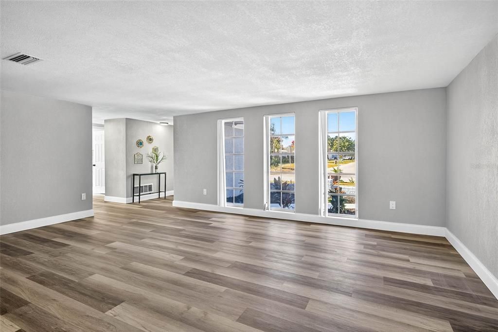 Active With Contract: $279,900 (3 beds, 2 baths, 1394 Square Feet)