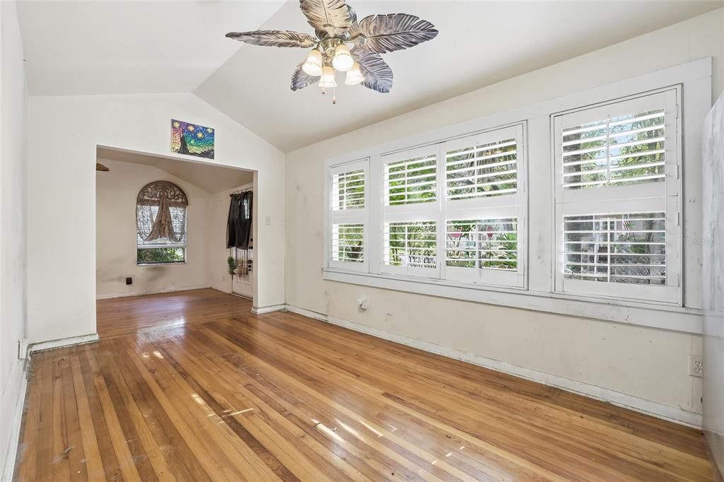 For Sale: $600,000 (2 beds, 1 baths, 760 Square Feet)