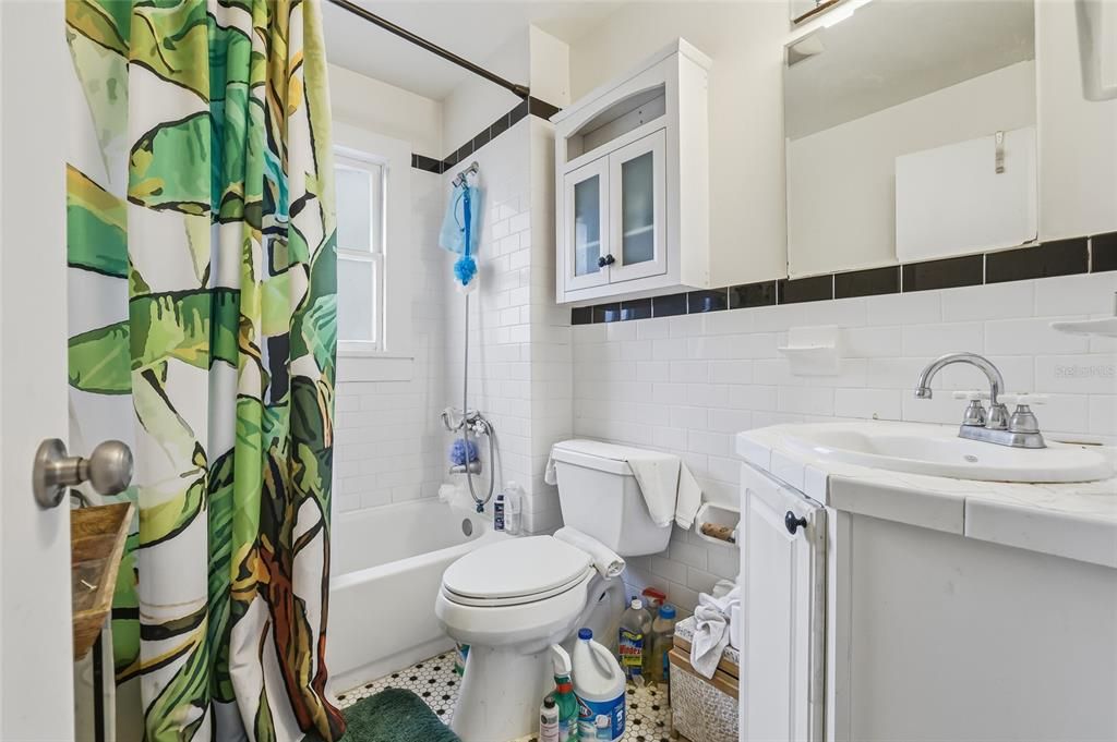 For Sale: $600,000 (2 beds, 1 baths, 760 Square Feet)