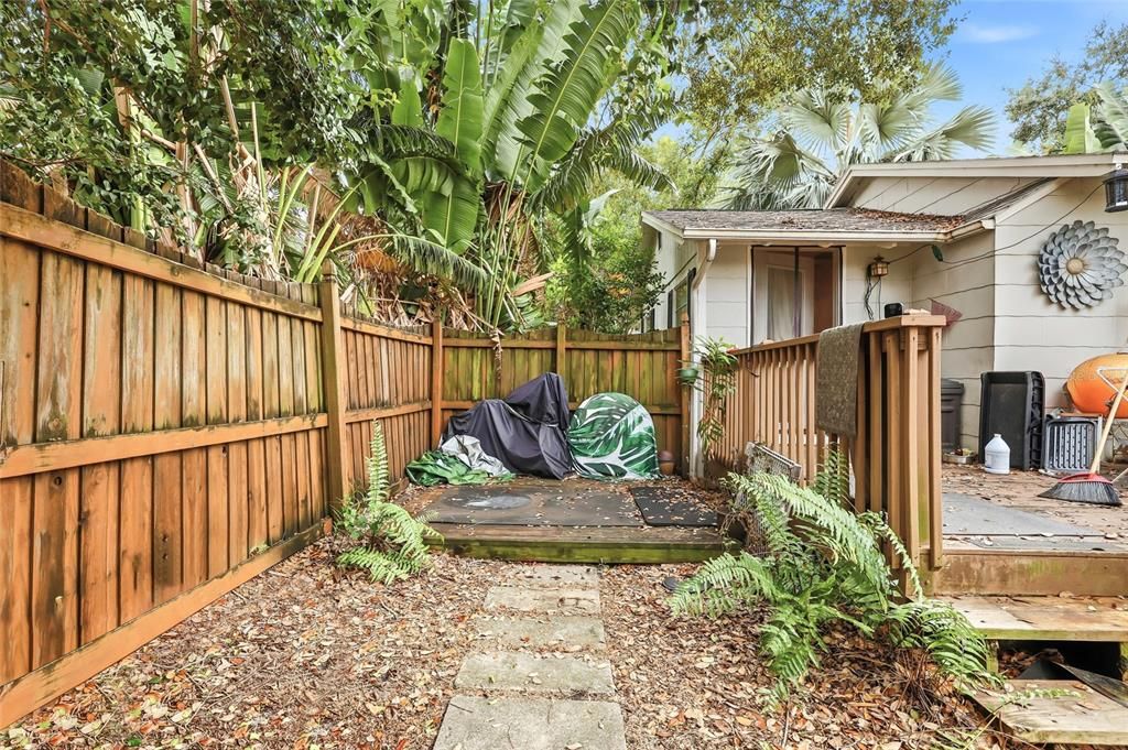 For Sale: $600,000 (2 beds, 1 baths, 760 Square Feet)