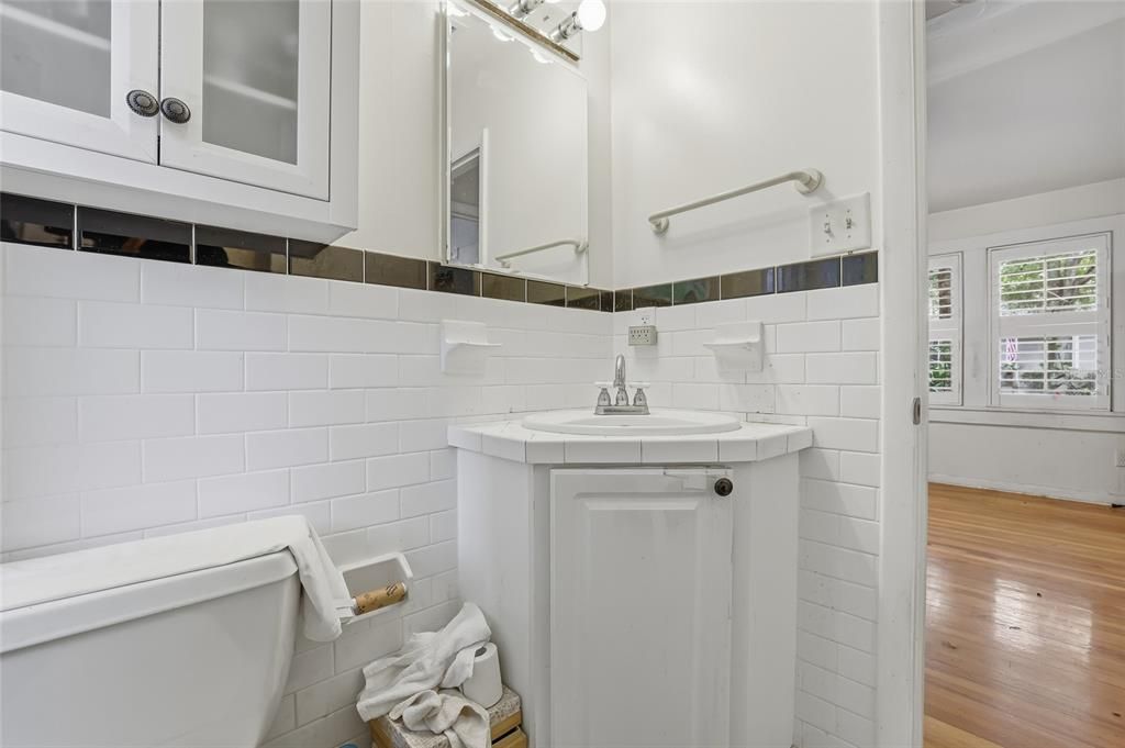 For Sale: $600,000 (2 beds, 1 baths, 760 Square Feet)