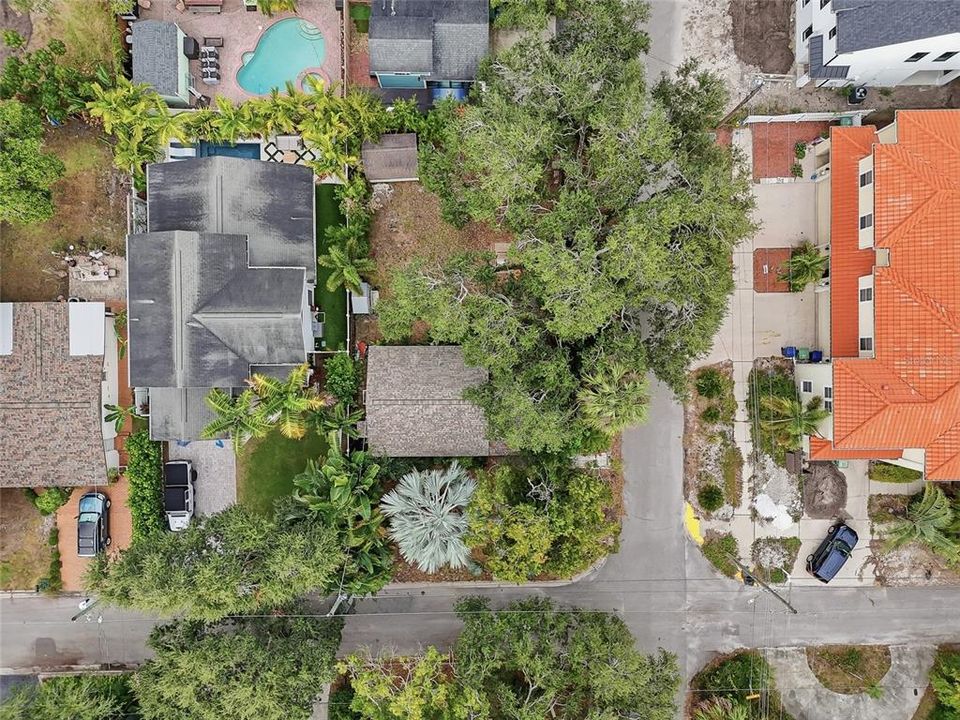 For Sale: $600,000 (2 beds, 1 baths, 760 Square Feet)