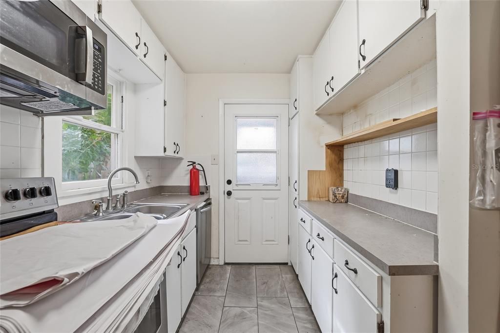 For Sale: $600,000 (2 beds, 1 baths, 760 Square Feet)