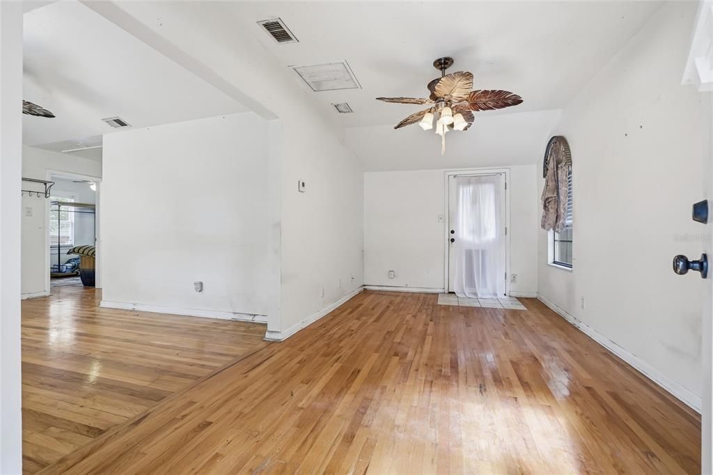 For Sale: $600,000 (2 beds, 1 baths, 760 Square Feet)