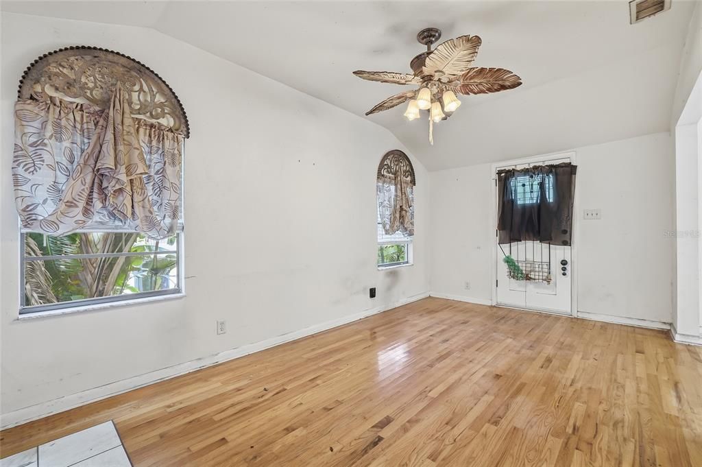 For Sale: $600,000 (2 beds, 1 baths, 760 Square Feet)