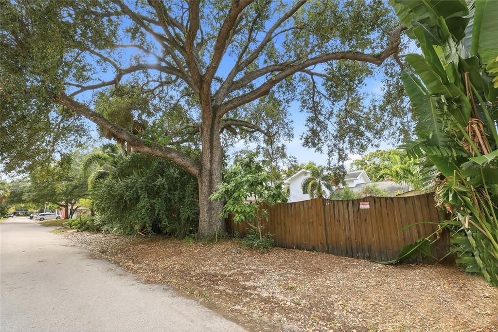 For Sale: $600,000 (2 beds, 1 baths, 760 Square Feet)