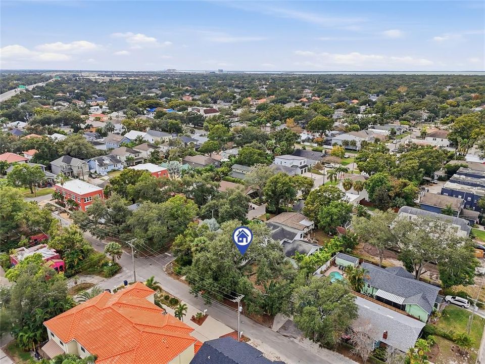 For Sale: $600,000 (2 beds, 1 baths, 760 Square Feet)