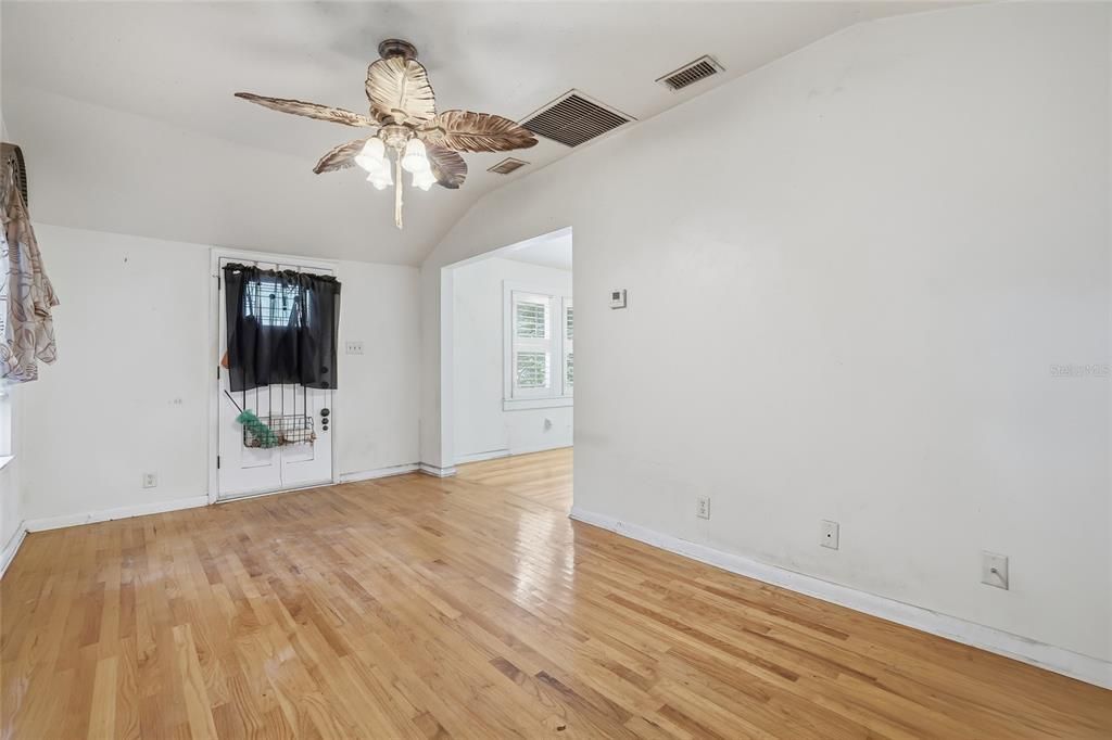 For Sale: $600,000 (2 beds, 1 baths, 760 Square Feet)