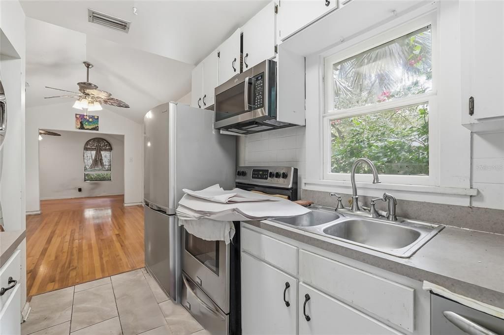 For Sale: $600,000 (2 beds, 1 baths, 760 Square Feet)